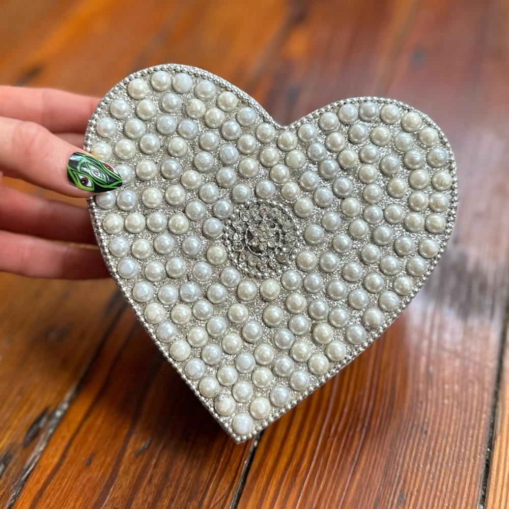 NWOT Solid wood faux peal & rhinestone embellished heart centerpiece